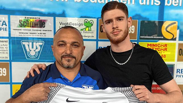 Neu beim TuS Stetten: Pietro Sucameli (rechts) wird von Sportchef Franco Viteritti begrüßt.