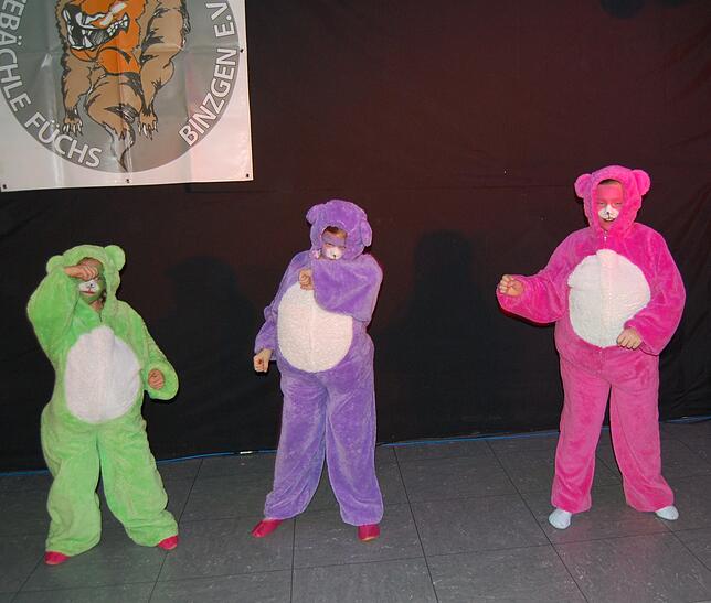 Seit langem gab es wieder einen Kinderauftritt im Fuchsbau und so kamen Romy, Mila und Salome (von links) als Gummibärchen und ...