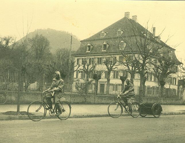 Luftschutzübungen vor dem Kriegsende in Singen: Fahrradfahrer mit Gasmaske vor dem alten Singener Schloss, in dem heute das Hegaumuseum ...