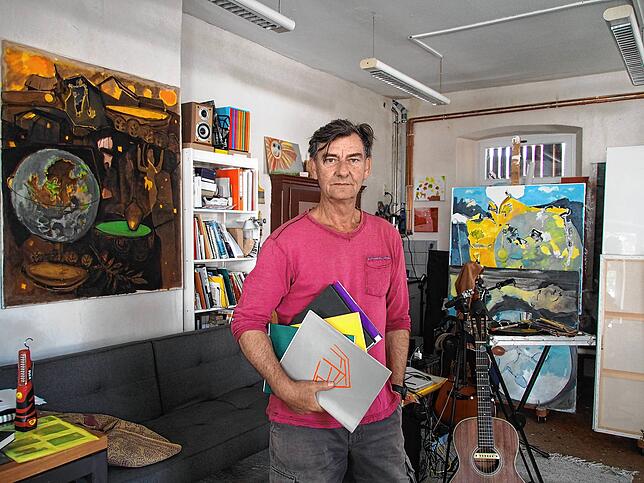 Der Künstler Tom Leonhardt in seinem Atelier in Wangen, wo er auch eine freie Kunstschule betreibt. In der Hand hält er die fünf ...