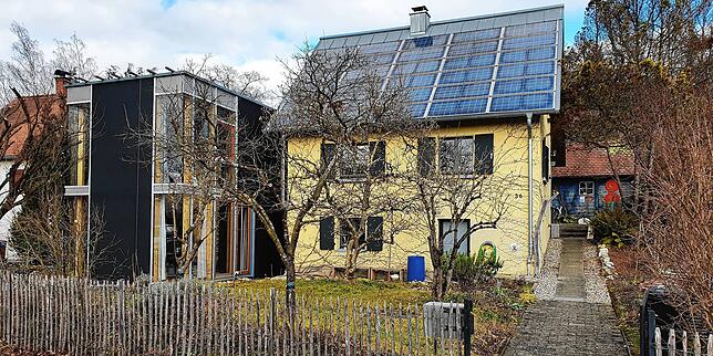 Das Haus von Dorothea Joos-Räuber und Alex Räuber, in dem sich alte Bausubstanz mit Haus und Schuppen neben einem modernen Anbau findet.