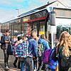 Die Schülerbeförderung (hier ein Schulbus in Radolfzell) kostet den Kreis Geld. Jetzt bietet das Land ein günstiges Jugendticket an und ...