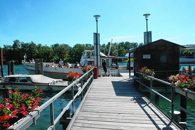 Die Schiffanlegestelle sorgt für den Anschluss an das Liniennetz der Schifffahrtsgesellschaft Untersee und Rhein (URh).
