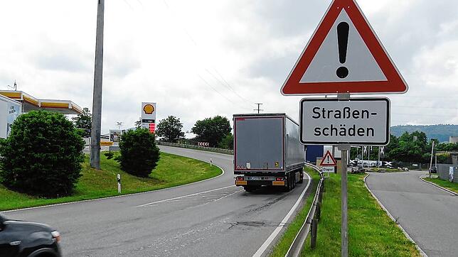 Der starken Verkehrsbelastung insbesondere durch den Schwerverkehr ist der Fahrbahnausbau auf der L 191 und L 185 in Kirchen-Hausen ...