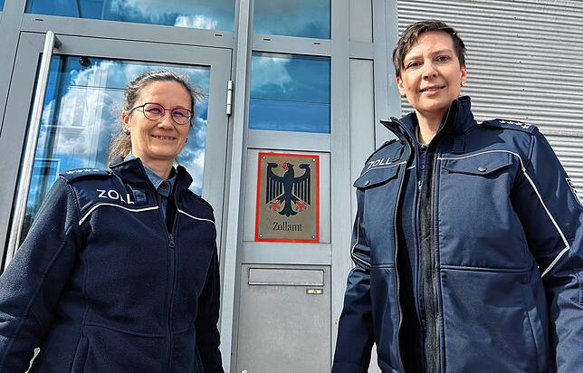 Daniela Bippus (links) leitet seit zwei Jahren das Deißlinger Zollamt. Ihre Vorgängerin ist die heutige Pressereferentin des ...