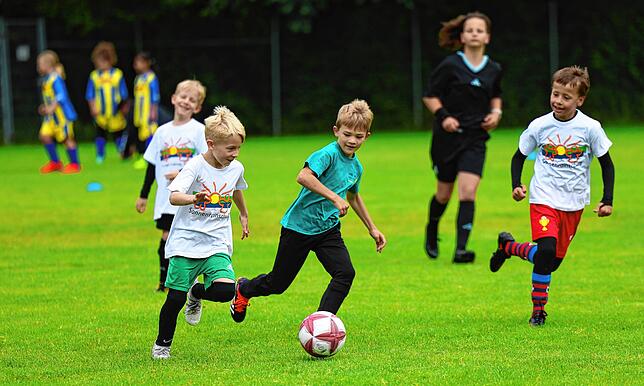 Bild 6: Beim großen Fußballturnier der Radolfzeller Grundschüler zeigen die Nachwuchskicker ihr Talent