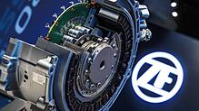 Ein E-Antrieb von ZF steht auf einem Messestand vor dem Konzern-Logo. Die Elektrosparte der ZF kriselt. Aber auch in anderen Bereichen ...
