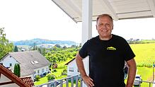 Der neue FDP-Ortschaftsrat Martin Looser auf seinem Balkon in Hepbach. Hier lebt der 59-jährige Zimmerer seit 2002 mit seiner Familie in ...