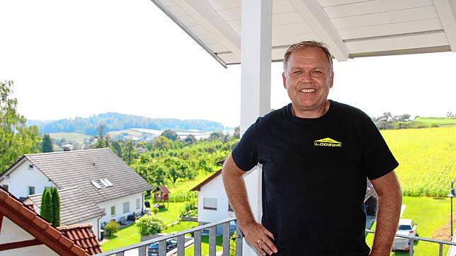 Der neue FDP-Ortschaftsrat Martin Looser auf seinem Balkon in Hepbach. Hier lebt der 59-jährige Zimmerer seit 2002 mit seiner Familie in ...