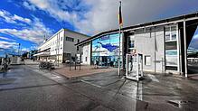 Wenn das Gebäude rechts weicht, wäre Platz für das Kunstmuseum direkt neben dem Zeppelin Museum (linkes Gebäude).