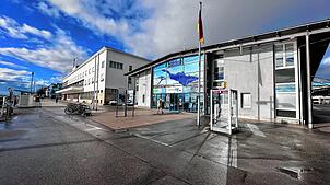 Wenn das Gebäude rechts weicht, wäre Platz für das Kunstmuseum direkt neben dem Zeppelin Museum (linkes Gebäude).