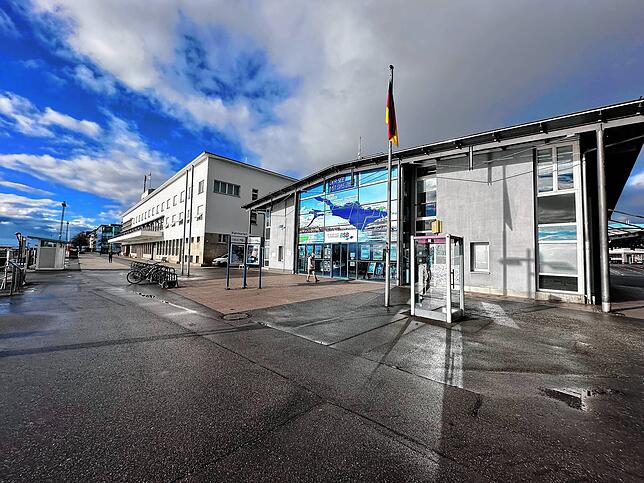 Wenn das Gebäude rechts weicht, wäre Platz für das Kunstmuseum direkt neben dem Zeppelin Museum (linkes Gebäude).