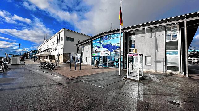 Wenn das Gebäude rechts weicht, wäre Platz für das Kunstmuseum direkt neben dem Zeppelin Museum (linkes Gebäude).