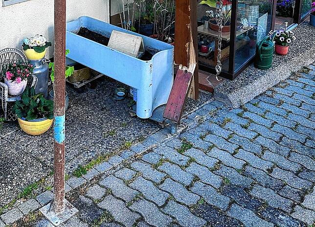 Das Holz der Stütze ist gesplittert.