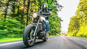 Motorradfahren macht Spaß, der Lärm der Maschinen kann aber vor allem in engen Tälern die Anwohner besonders stark nerven. Foto: AA+W/ ...