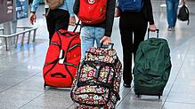 Viele Reisende starten jetzt in den Urlaub oder kehren zurück, zahlreiche weitere können sich den Urlaub aber nicht leisten.