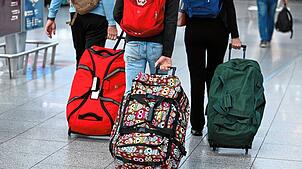 Viele Reisende starten jetzt in den Urlaub oder kehren zurück, zahlreiche weitere können sich den Urlaub aber nicht leisten.