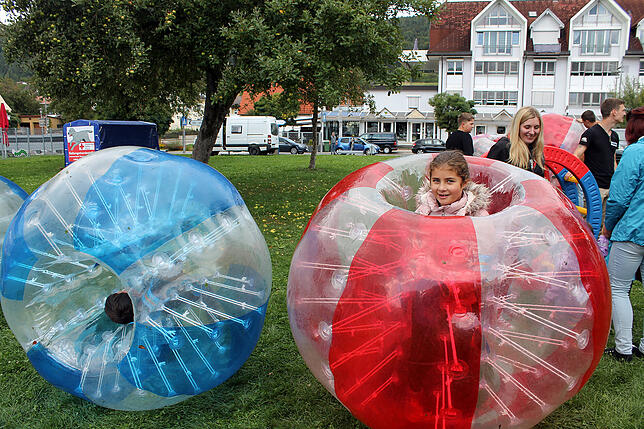 Bild 2: Beim Blumberger Straßenfest war die Stimmung trotz des Regenwetters gut