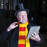 Unter Corona-Bedingungen hält Norbert Heizmann bei der Mini-Verbrennung eine Trauerrede.