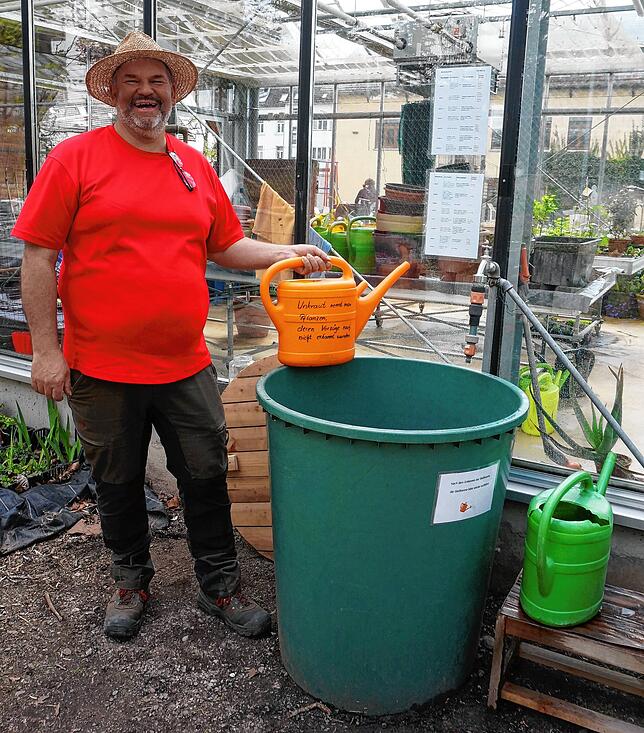 Kompetenter Ansprechpartner: Gärtnermeister Wilfried Jäger bei der „Wasserstation“ – Gießkannen stehen parat und ...