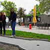 Pfingstmontag auf der Minigolf-Anlage an der Häfler Uferpromenade: Ehe die ersten Minigolfer kommen, testen die Mitarbeiterinnen Marina ...