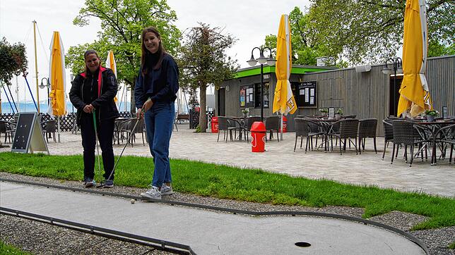 Pfingstmontag auf der Minigolf-Anlage an der Häfler Uferpromenade: Ehe die ersten Minigolfer kommen, testen die Mitarbeiterinnen Marina ...