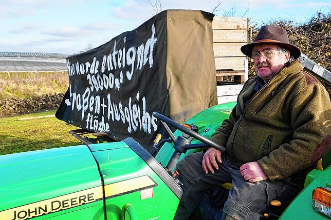 Landwirt Anton Schraff ist Bauer aus Überzeugung. Mit der neuen Bundesstraße quer über seine Felder muss er einiges an Umwegen fahren.