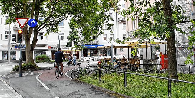 Der Vorschlag von Tiziano Pampanin: Die Straße auf eine Spur reduzieren, dann gäbe es genügend Platz für Fahrrad- und Autoparkplatz. Der ...