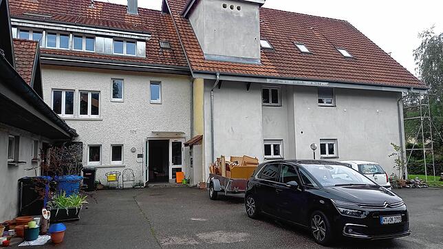 Vor dem ehemaligen Pflegeheim steht der Robert Speelmanns Wagen mit einem Hänger, der mit ausgangierten Möbelstücken beladen ist. Gut zu ...