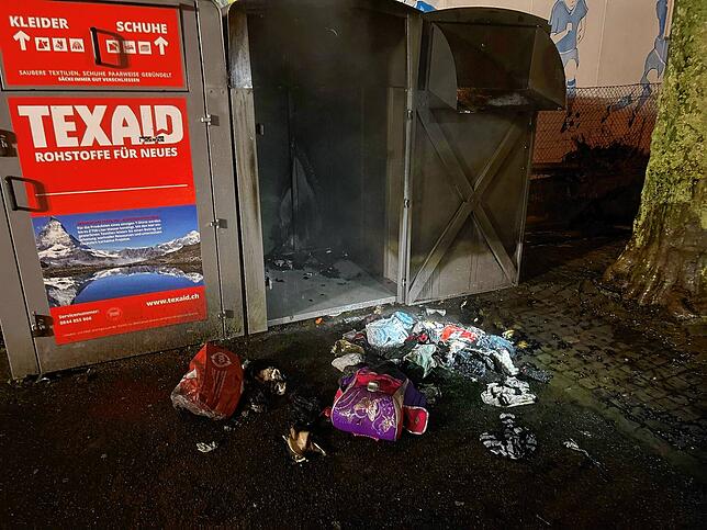 Silvester 2023/Neujahr 2024: In Bremgarten im Kanton Aargau muss die Feuerwehr einen Altkleidercontainer löschen.