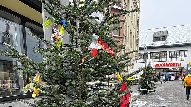 Christbaumkugeln weg, bunte Schleifchen dran &ndash; fertig ist der Narrenbaum.