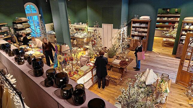 Blick von der Galerie, die neu eingezogen wurde, hinunter in den Verkaufsraum.