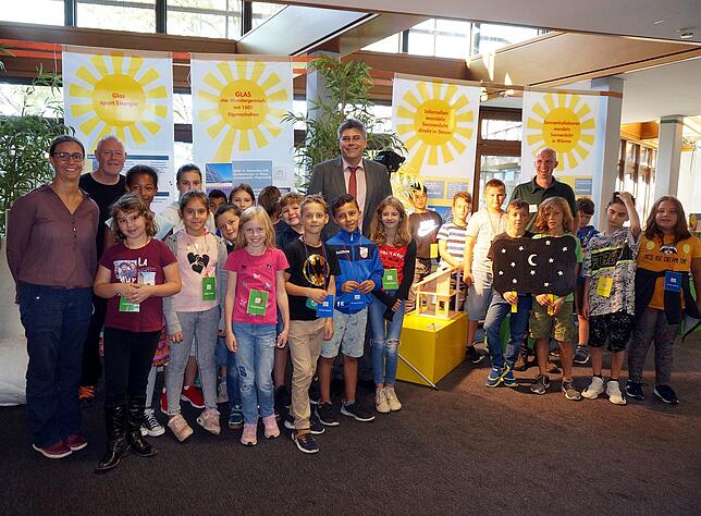 Beim Energieparcours im Landratsamt: Die Klasse 4a der Waldshuter Heinrich-Hansjakob-Schule wird gleich loslegen und die Stationen ...