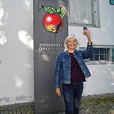 Kulturamtsleiterin Birgit Bergmüller demonstriert den neu eingerichteten DBT-Selfie-Point beim noch geschlossenem Bodensee-Obstmuseum.