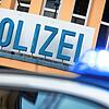 Ein Polizeifahrzeug steht vor einer Polizeidienststelle (Symbolbild).