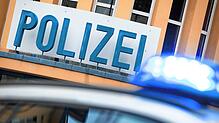 Ein Polizeifahrzeug steht vor einer Polizeidienststelle (Symbolbild).