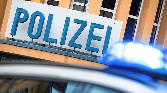 Ein Polizeifahrzeug steht vor einer Polizeidienststelle (Symbolbild).