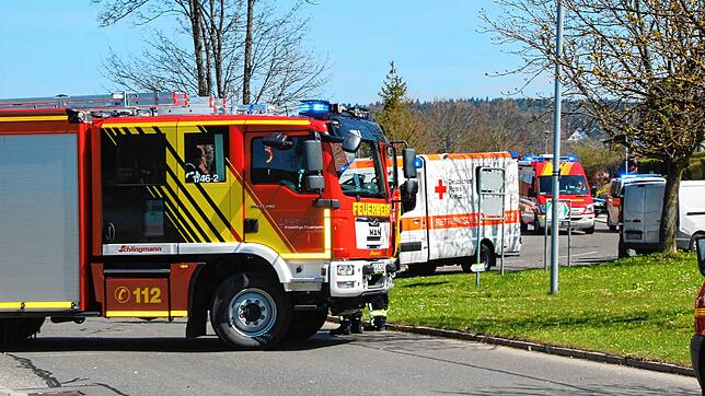 Ein Unfall in Blumberg in der Tevesstraße löste am Dienstag, 27. April, einen Großeinsatz der Rettungskräfte aus. Bild: Bernhard Lutz