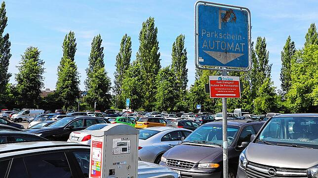 Ein Parkticketautomat am Döbele-Parkplatz. Der Blick auf die Parkgebührenliste wird hier vielen Autofahrern einen Schreck einjagen.