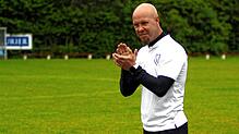 Applaus von Trainer Daniel Schmid. Der SC Markdorf gewinnt das Linzgau-Derby gegen den SV Deggenhausertal mit 2:0.