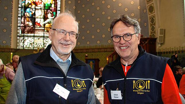 Pfarrer Bernhard Knobelspies und Ulrich Kaiser (von links) in der Lutherkirche. Kaiser kümmert sich bei der Vesperkirche um die Finanzen.