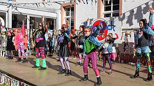 Auf der Bühne im Schulhof in Kirchen-Hausen zeigen die jüngsten Fußballerinnen,  dass sie auch tanzen können.