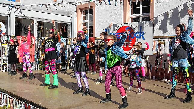 Auf der Bühne im Schulhof in Kirchen-Hausen zeigen die jüngsten Fußballerinnen, dass sie auch tanzen können.