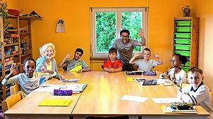 Winkend nehmen diese Kinder und zwei Mitglieder des fünfköpfigen Hortteams Abschied vom Waldtor-Hort der Waldtorschule in Waldshut, der ...