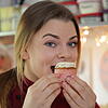 Sarah Fürst beißt in einen selbst gemachten Zitronen-Cupcake in ihrer Küche.