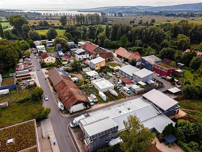 Heute ist die Ziegelei ein Mischgebiet mit vielen Firmengebäuden, Werkstätten, Lagerhallen und anderen Gebäuden. Von der alten Ziegelei ...
