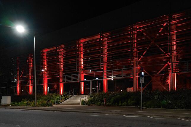 Bei der Night of Light in Radolfzell haben Christopher Kasa und sein Team das Seemaxx in Radolfzell rot angeleuchtet, um auf die ...