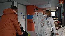 Sie begrüßen die Früh-Rehabilitation als Teil der Krankenhausbehandlung: Oberarzt Dr. Nikolaus Keilbach und Dr. Monika Käppeler, ...