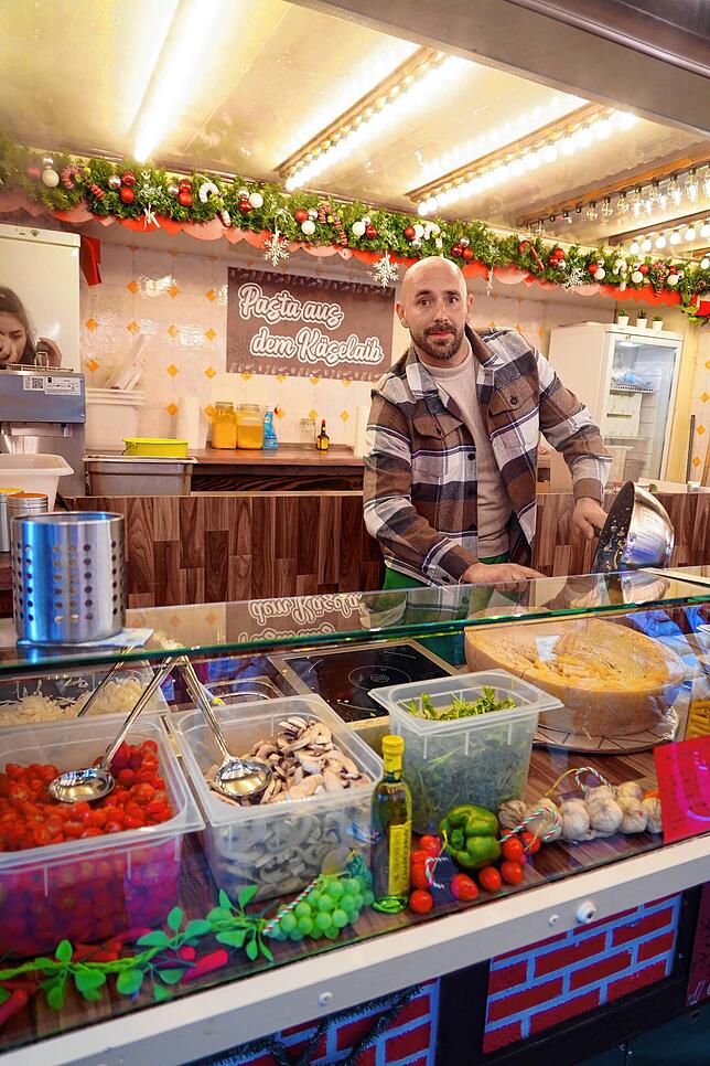 Premiere auf dem Waldshuter Weihnachtsmarkt: Giuliano Traber bereitet Pasta aus dem Parmesan-Käselaib.