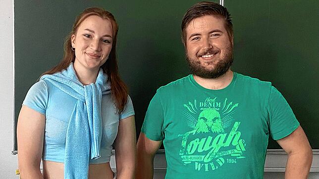 Simone Krieger (links) ist 17 Jahre alt und besucht die Kursstufe 1 am Graf-Zeppelin-Gymnasium. Mit Mathelehrer Oliver Kästle spricht ...